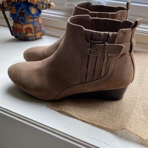 Ita Wedge Bootie Size 8